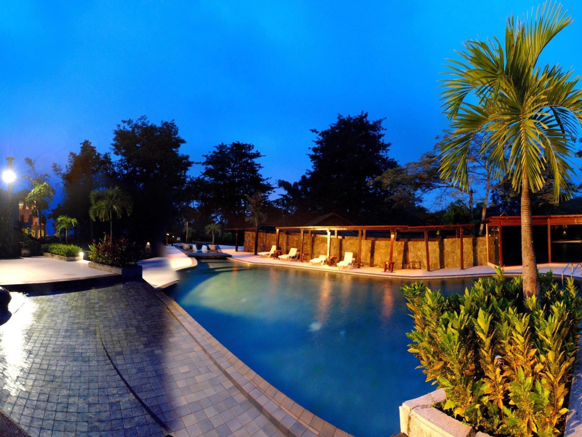 Finna Golf & Country Club Prigen Екстер'єр фото